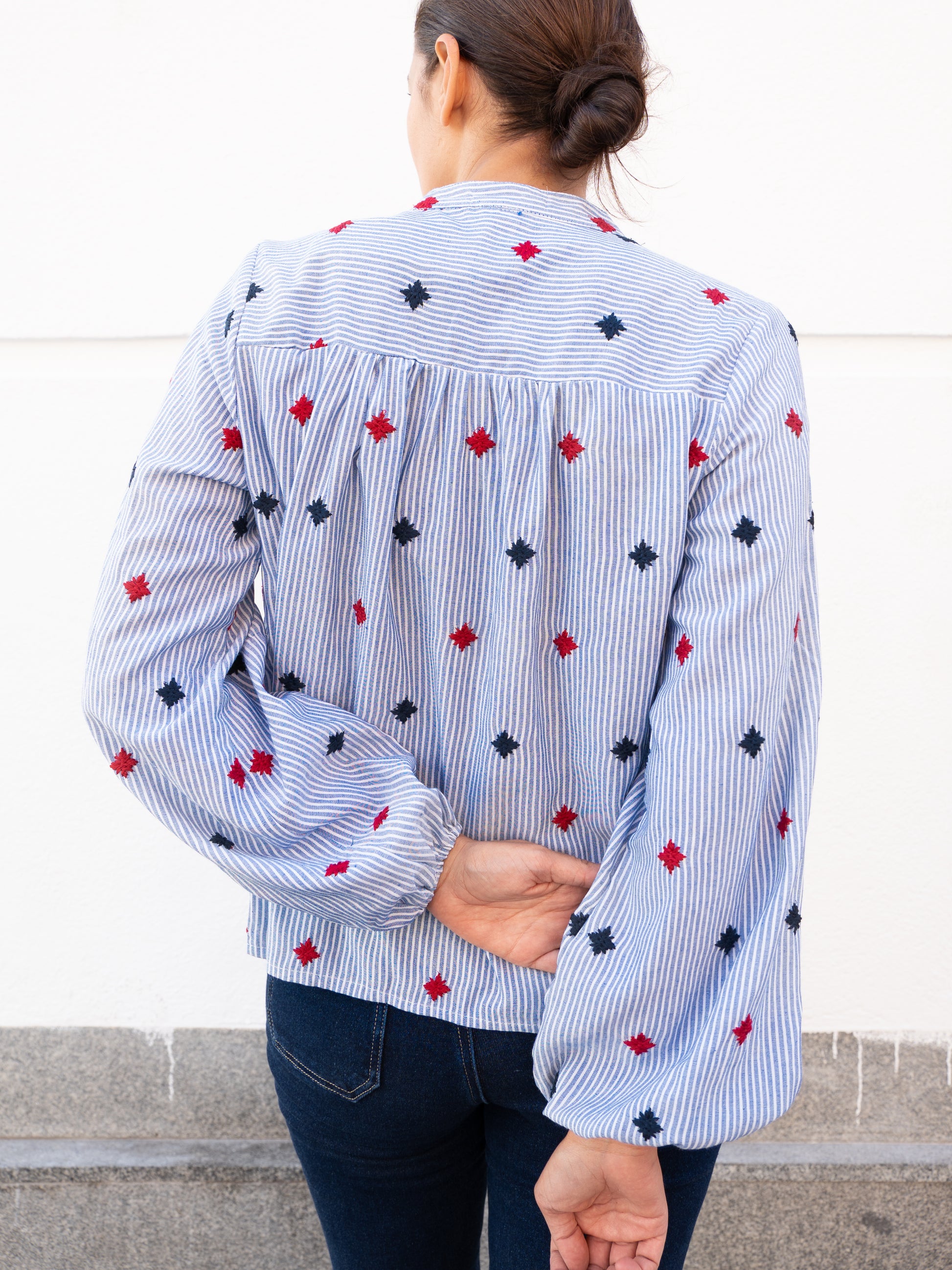 Camisa de rayas con bordado de estrellas azul y rojo muestrarios valladolid madrid y burgos 