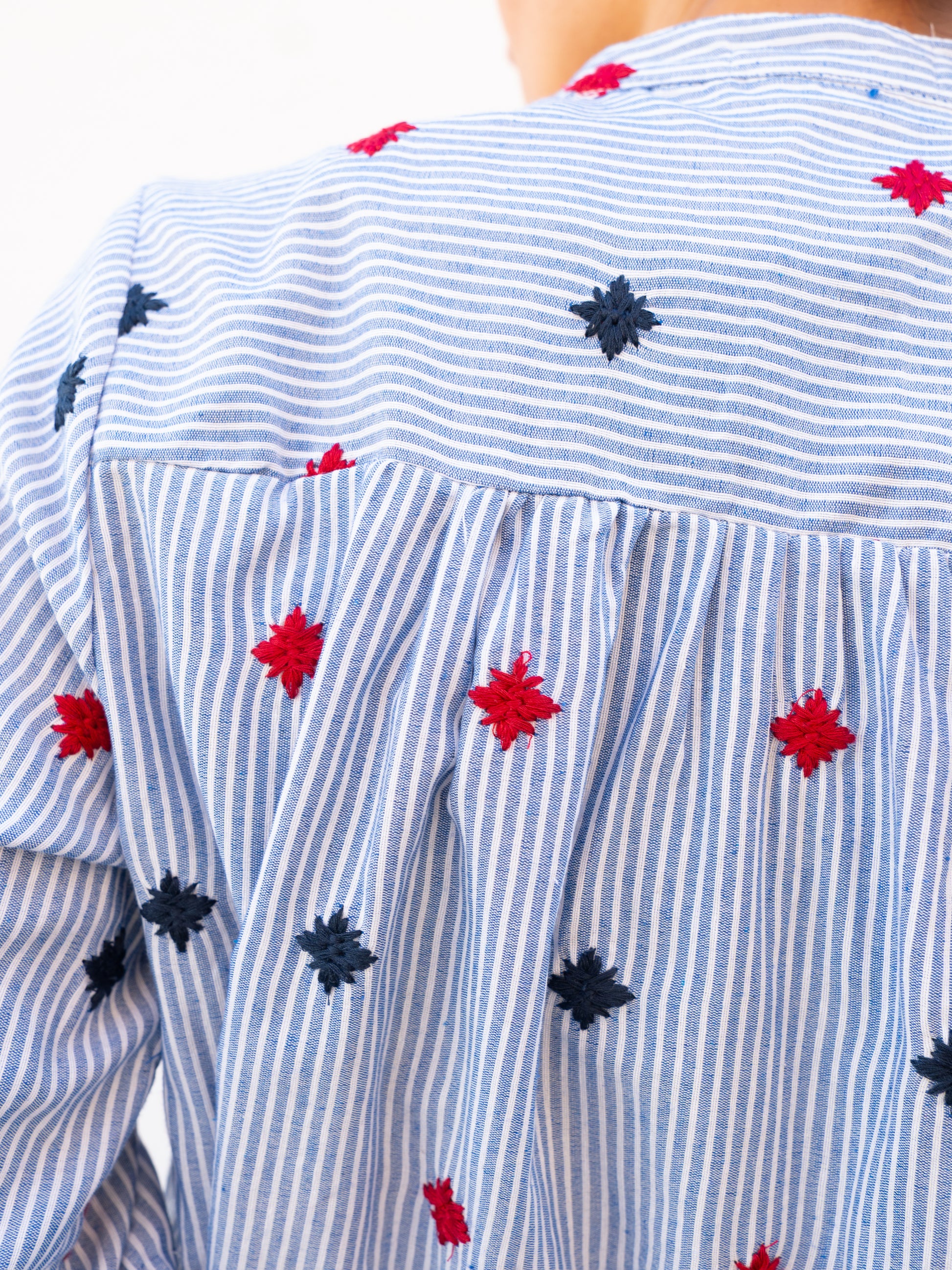 Camisa de rayas con bordado de estrellas azul y rojo muestrarios valladolid madrid y burgos 