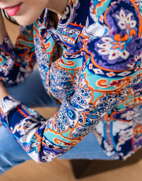Camisa estampada motivos paisley en tonos azules muestrarios de ropa en tallas grandes para vestir bien
