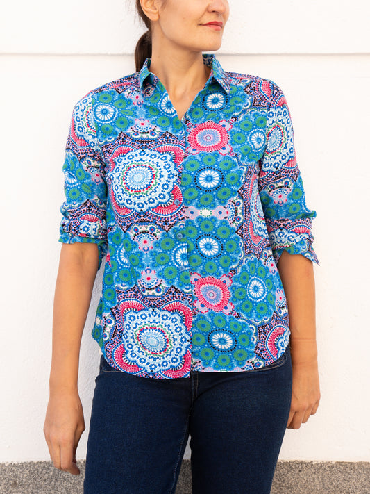 Camisa fluida clásica estampado mandalas azul turquesa y rosa