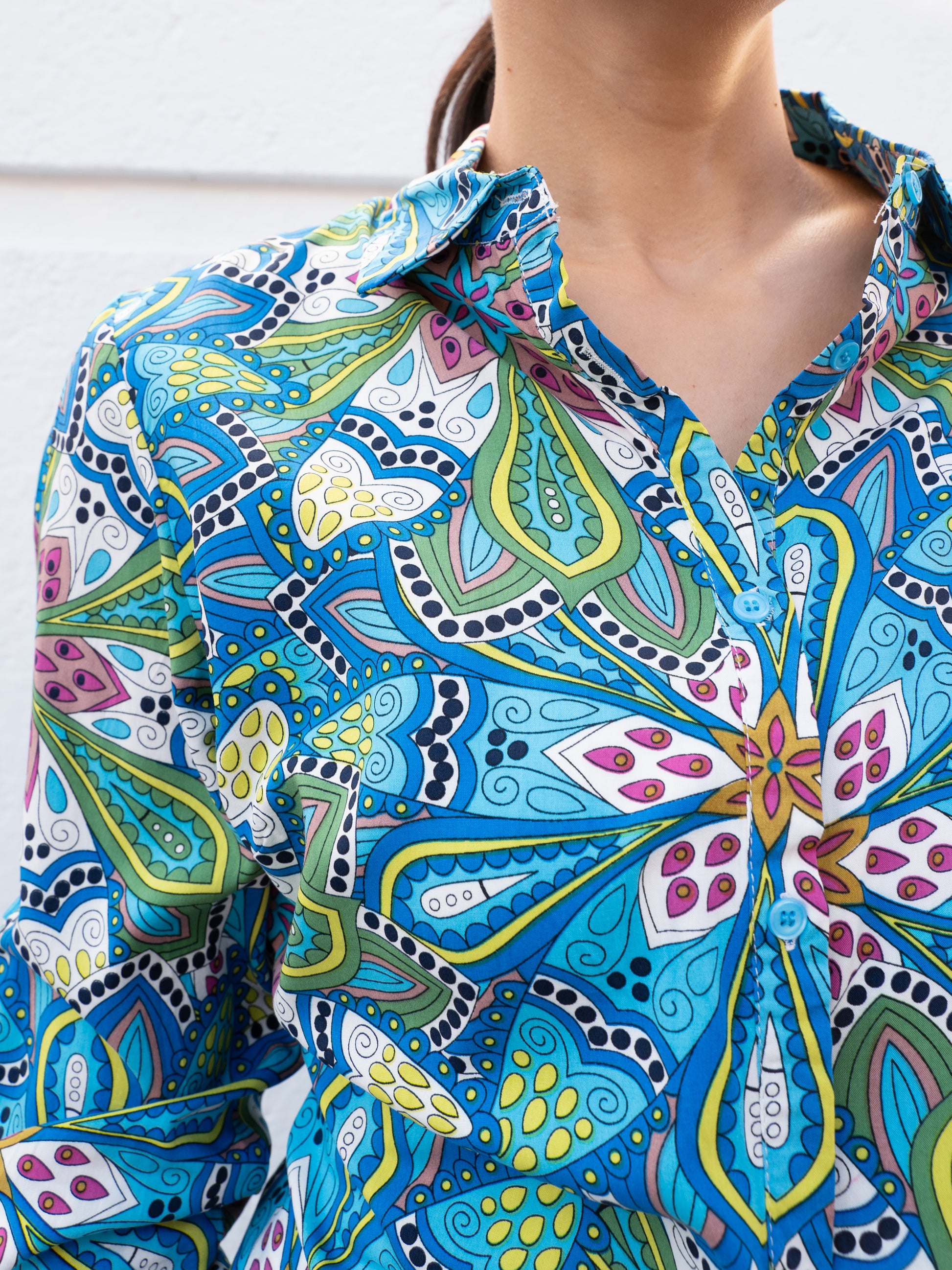 Camisa fluida clásica estampado maxi mandalas azul muestrarios de ropa y moda de mujer vestir bien mujer talla grande plus 