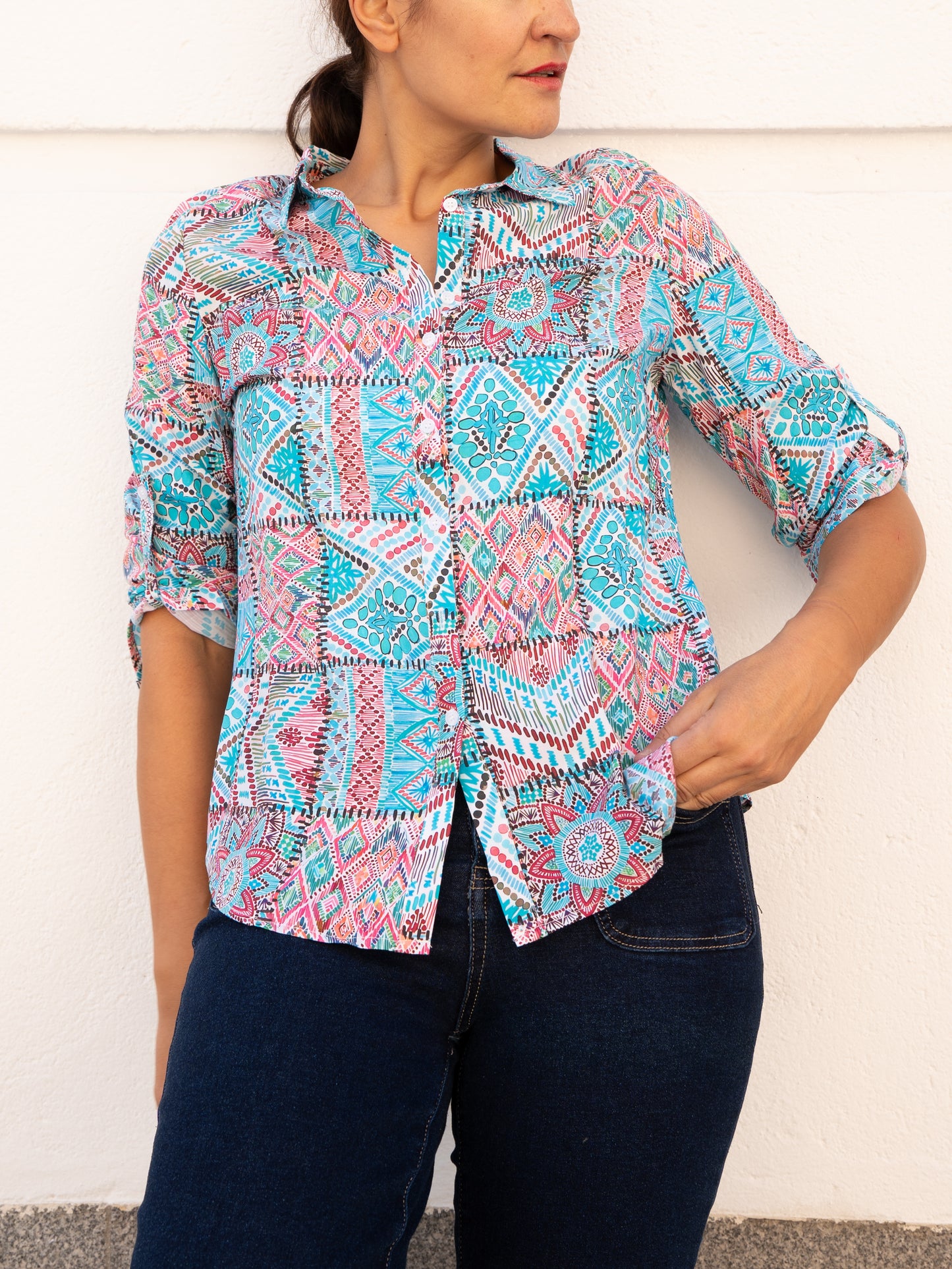 Camisa fluida clásica estampado patchwork azul turquesa y rosa muestrarios moda mujer