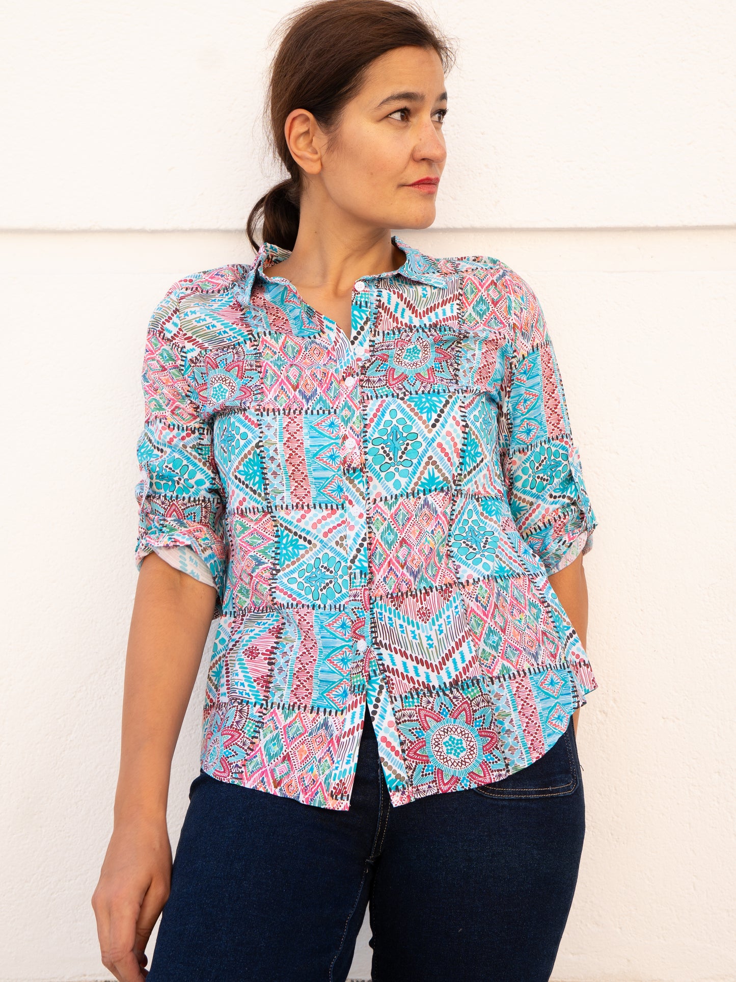 Camisa fluida clásica estampado patchwork azul turquesa y rosa muestrarios moda mujer