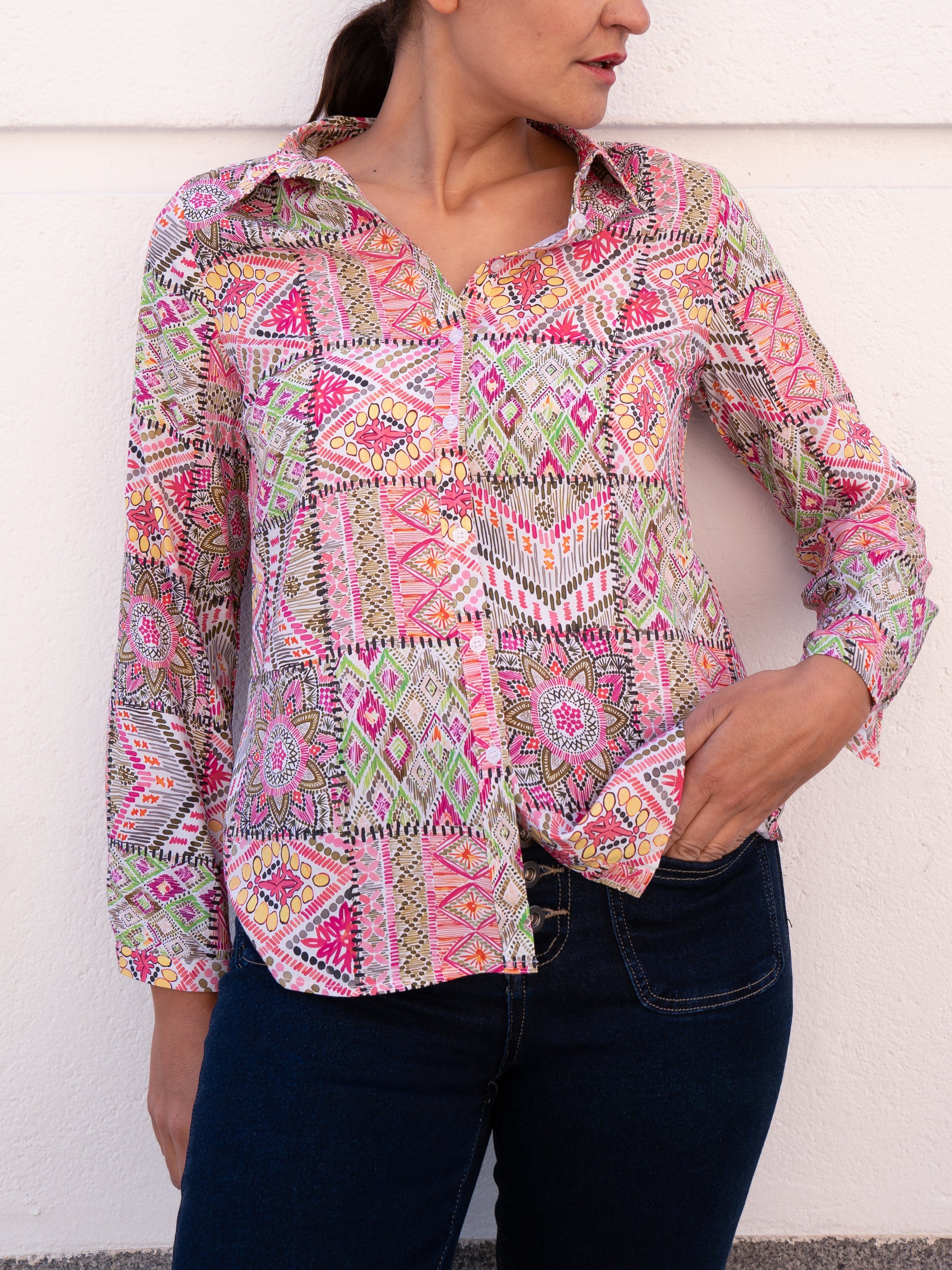 Camisa fluida clásica estampado patchwork rosa y verde muestrarios ropa y moda mujer median edad talla grande plus 
