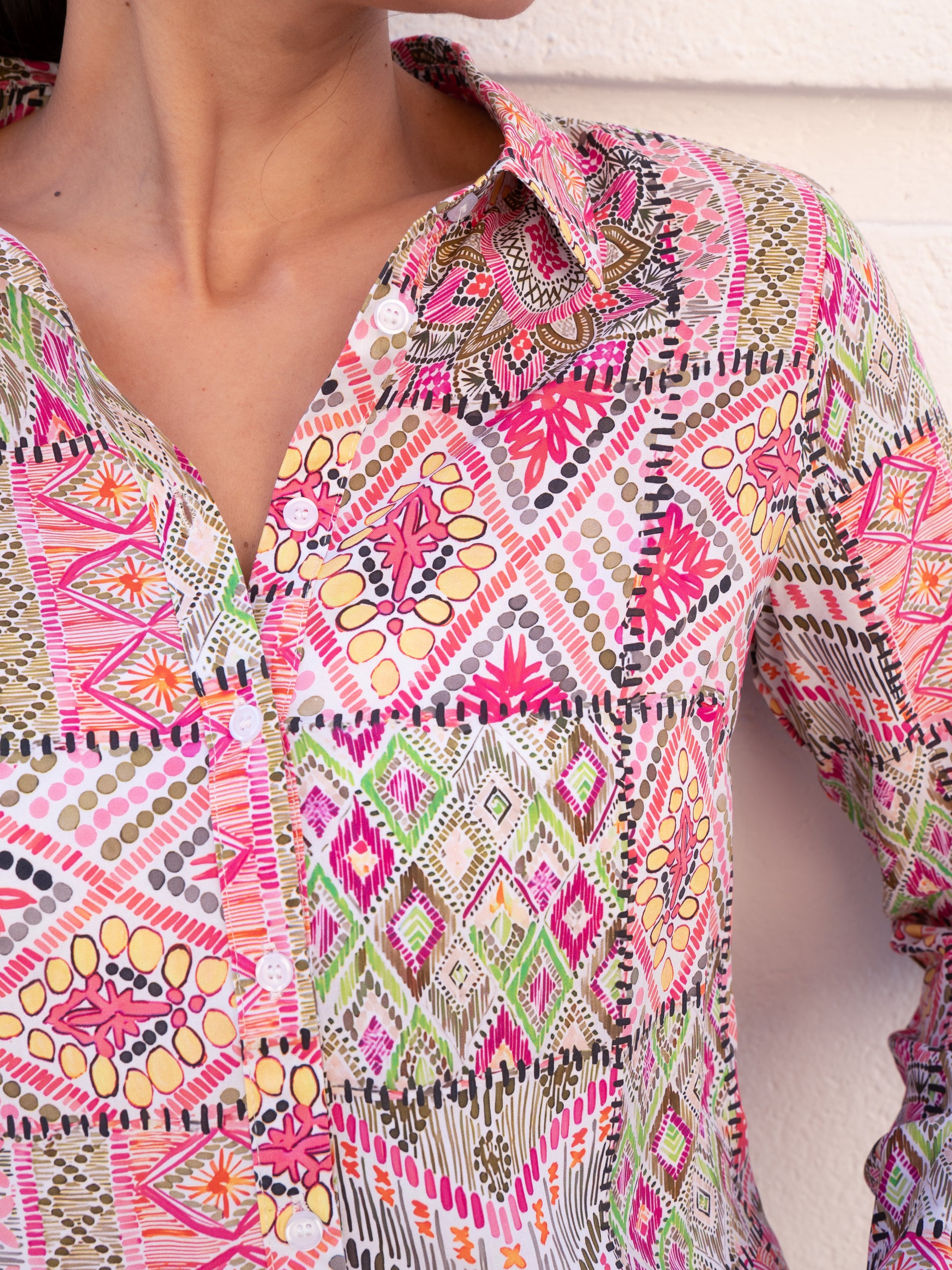 Camisa fluida clásica estampado patchwork rosa y verde muestrarios ropa y moda mujer median edad talla grande plus 
