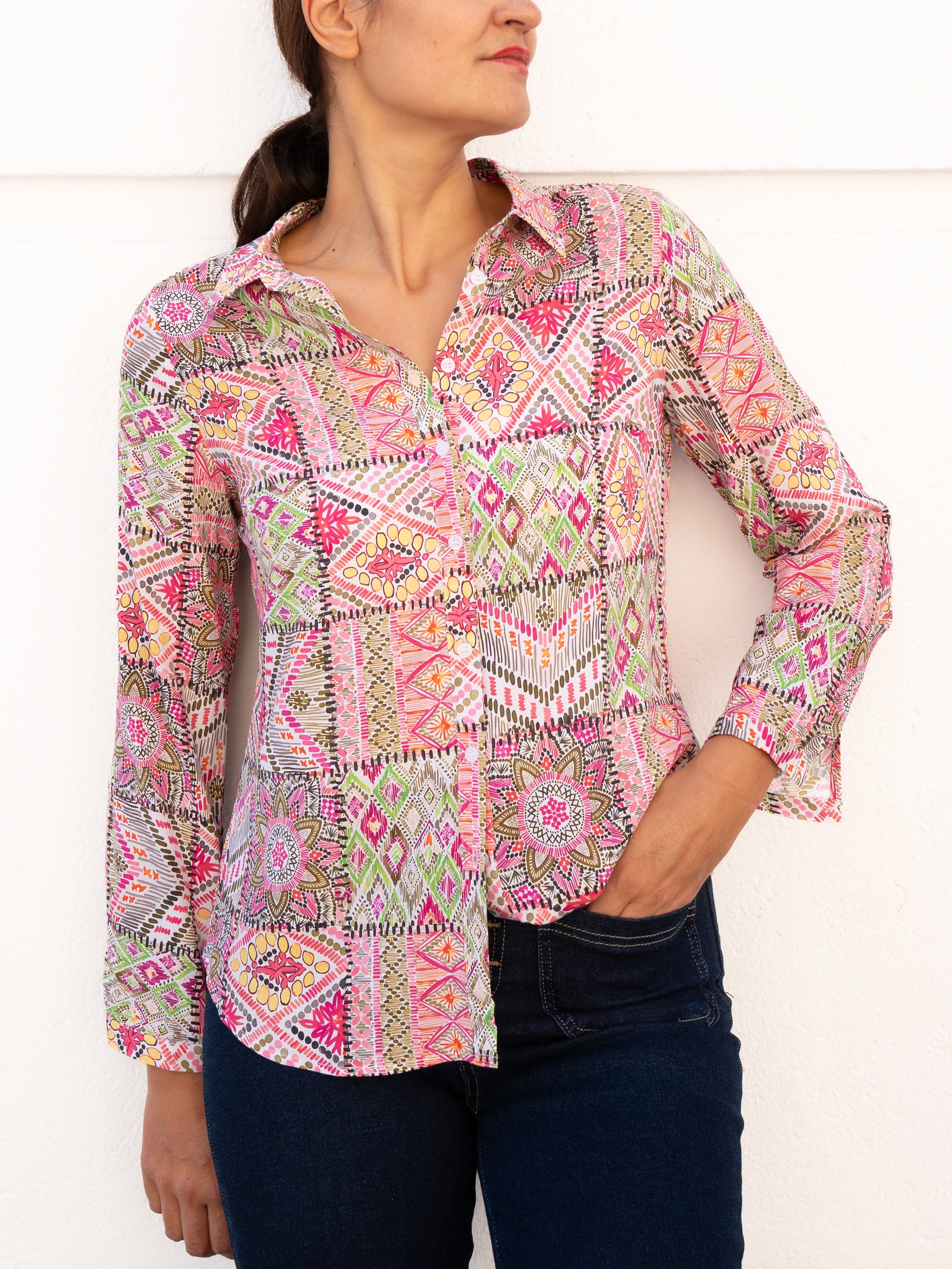 Camisa fluida clásica estampado patchwork rosa y verde muestrarios ropa y moda mujer median edad talla grande plus 