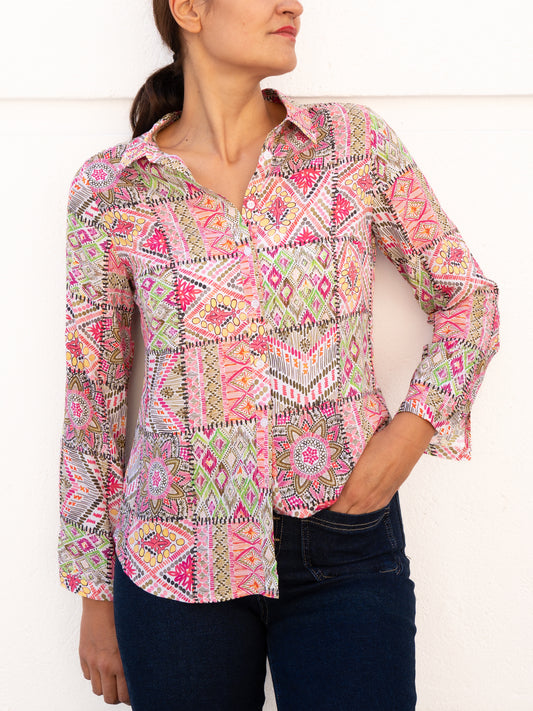 Camisa fluida clásica estampado patchwork rosa y verde muestrarios ropa y moda mujer median edad talla grande plus 