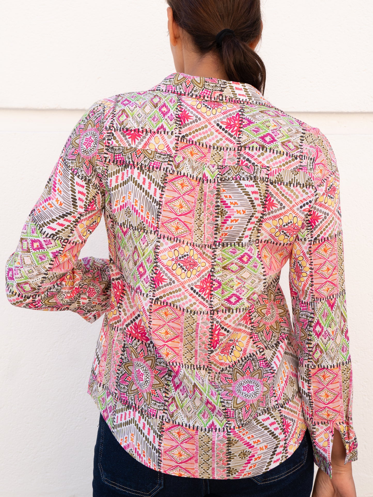 Camisa fluida clásica estampado patchwork rosa y verde muestrarios ropa y moda mujer median edad talla grande plus 