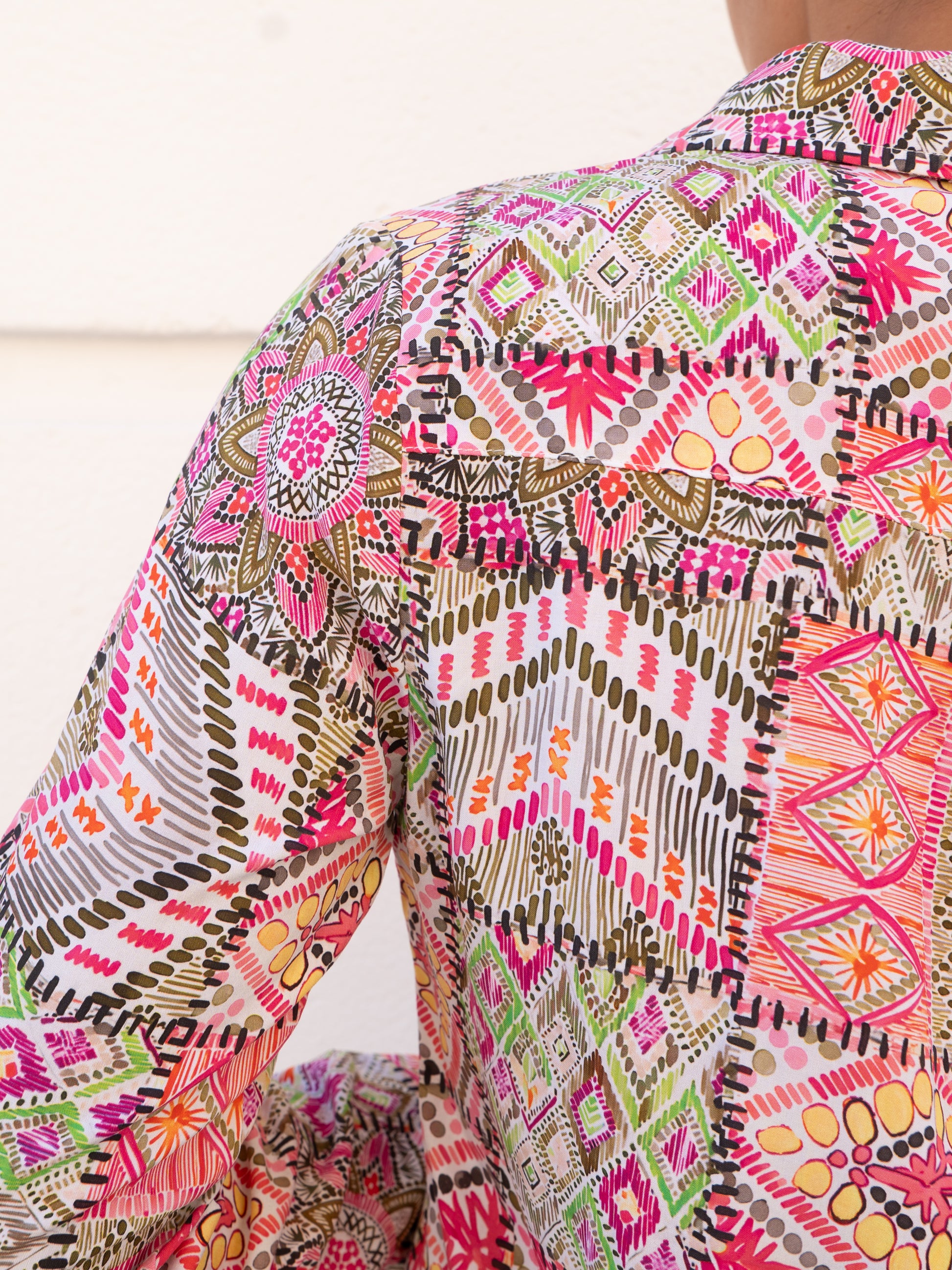Camisa fluida clásica estampado patchwork rosa y verde muestrarios ropa y moda mujer median edad talla grande plus 