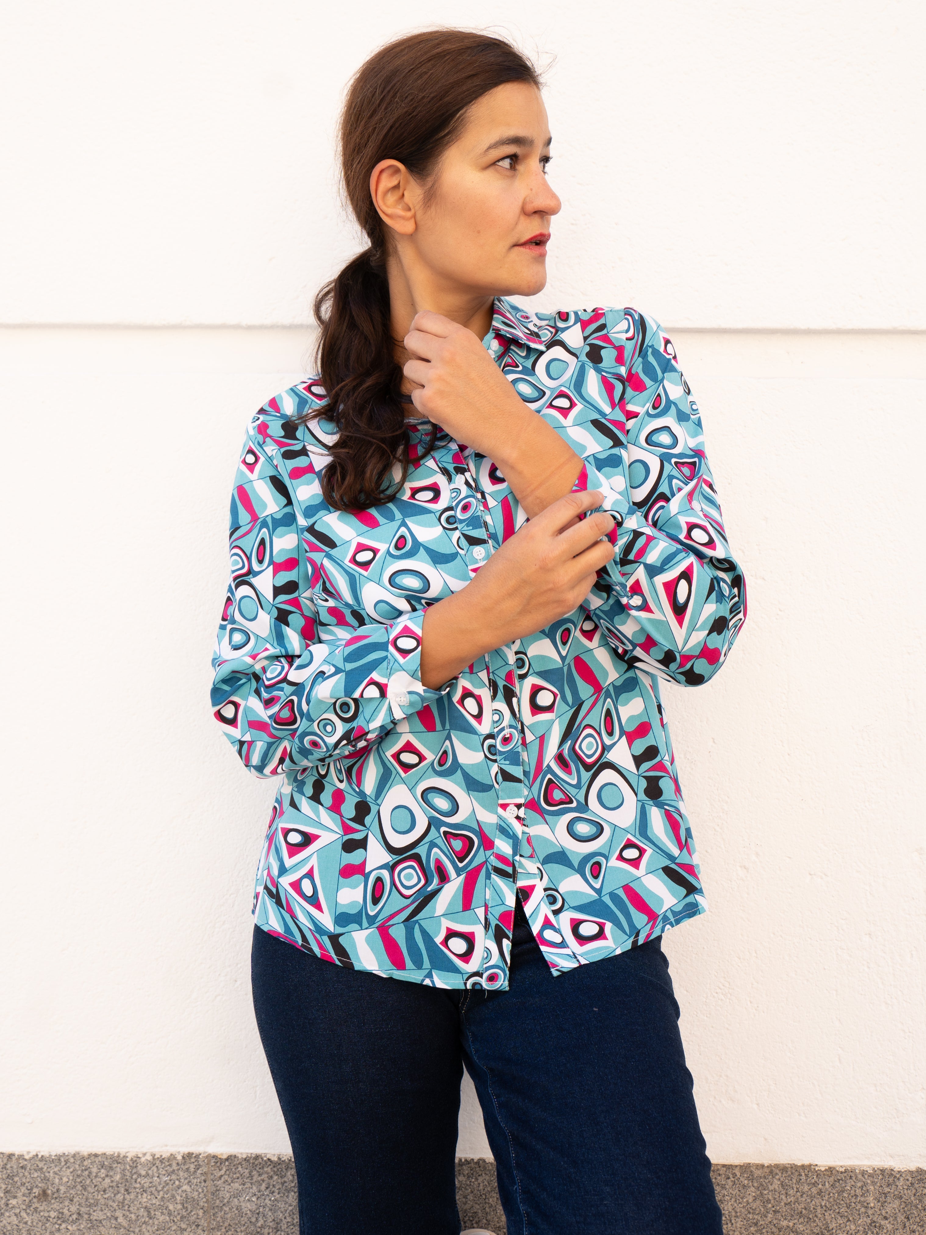 Camisa fluida clásica estampado psicodélico azul y rosa muestrarios de ropa y moda de mujer vestir bien mujer talla grande plus 