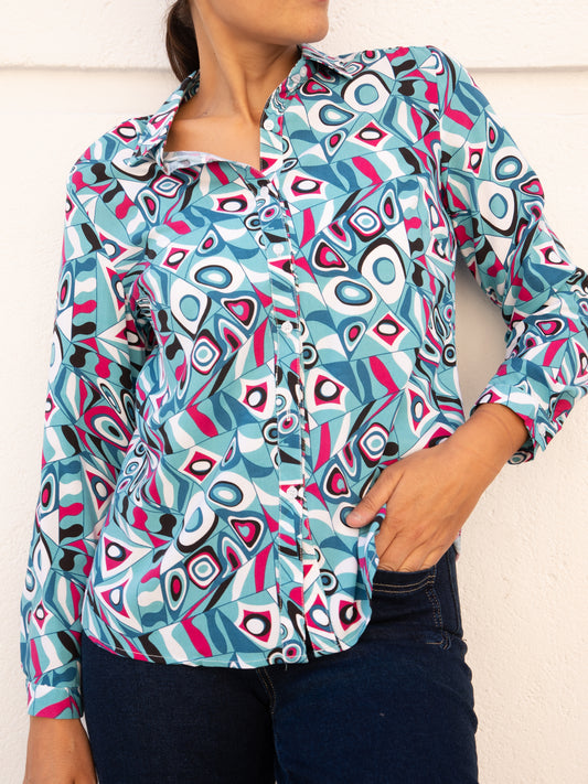 Camisa fluida clásica estampado psicodélico azul y rosa muestrarios de ropa y moda de mujer vestir bien mujer talla grande plus 