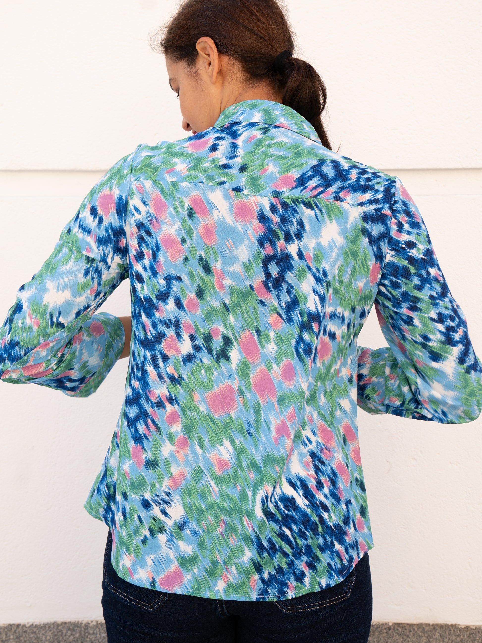Camisa fluida estampado chiné en azul, verde y rosa muestrarios de mora y ropa de mujer 
