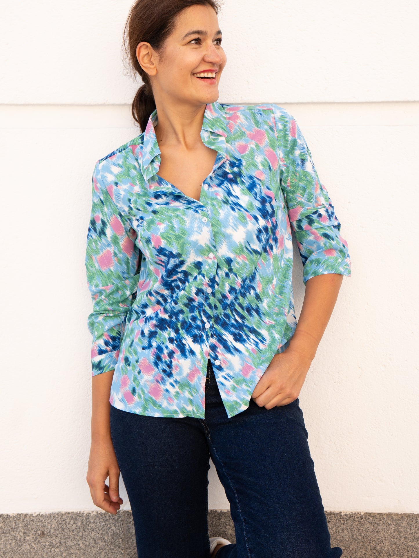 Camisa fluida estampado chiné en azul, verde y rosa muestrarios de mora y ropa de mujer 