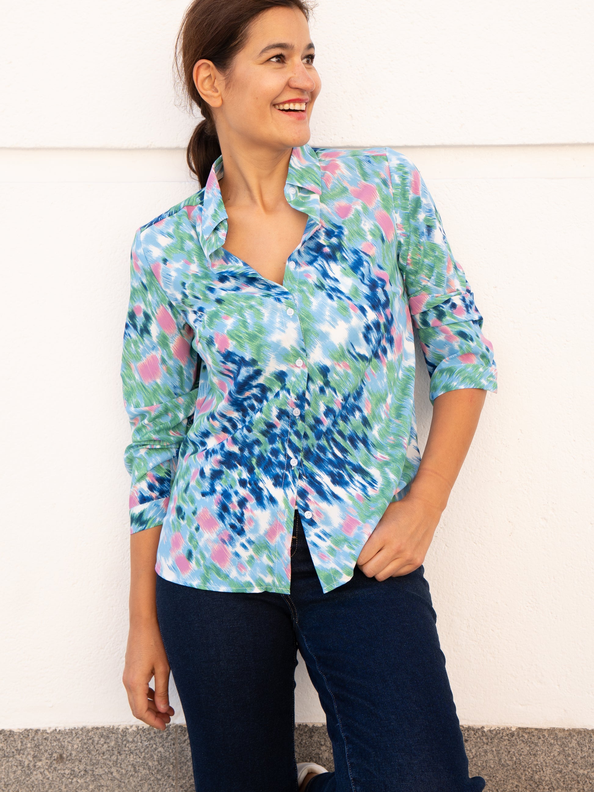 Camisa fluida estampado chiné en azul, verde y rosa muestrarios de mora y ropa de mujer 