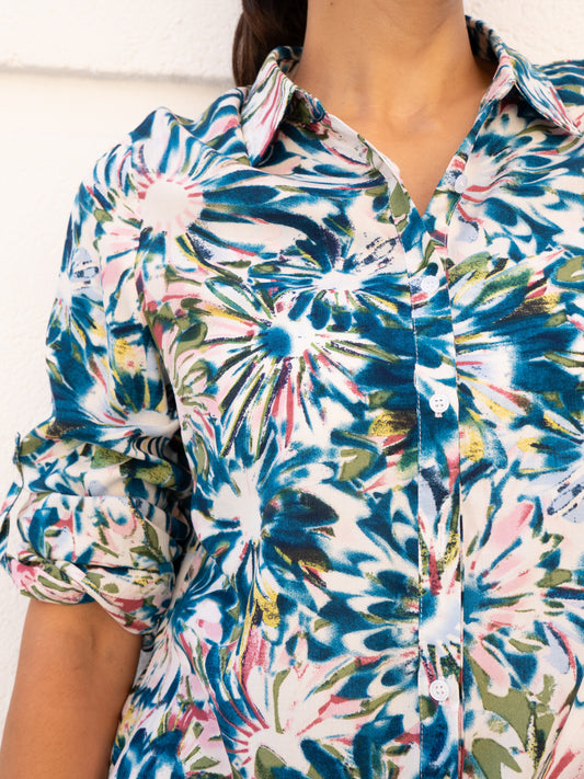 Camisa fluida estampado tie-dye estrellas multicolor muestrarios de ropa y moda de mujer vestir bien con talla grande plus 