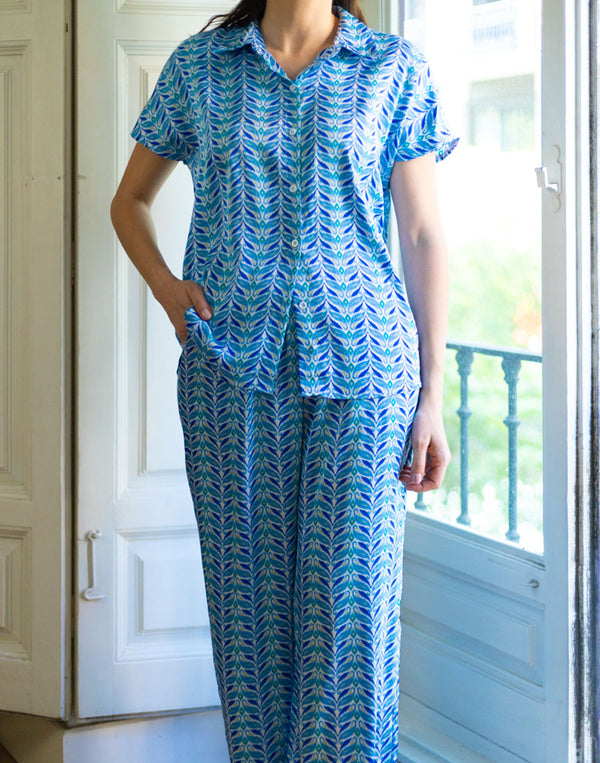 Camisa fluida satinada estampado vegetal azul muestrarios de ropa y accesorios de mujer vestir bien