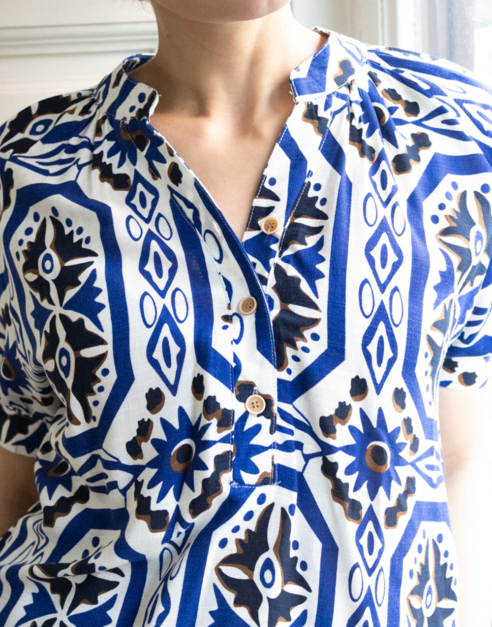 Camisa manga corta farol estampado batik azul muestrarios de ropa y moda de mujer vestir bien con talla grande plus