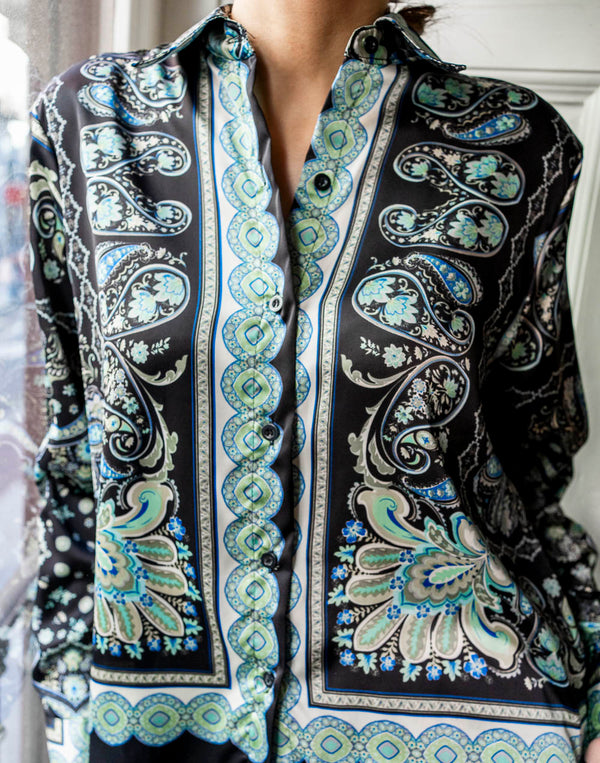 Camisa negra estampado con detalles turquesa muestrarios de ropa y moda de mujer vestir bien conjunto estampado
