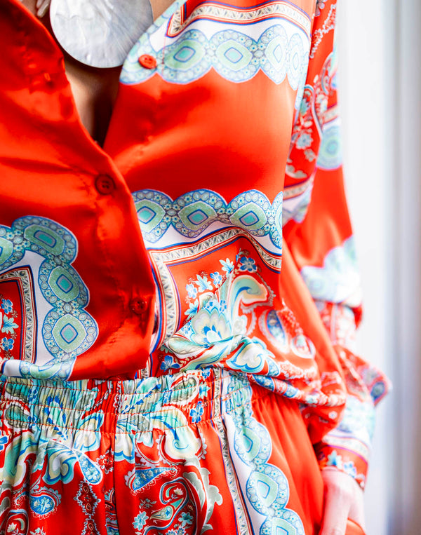 Camisa roja estampado con detalles turquesa muestrarios de ropa y moda de mujer vestir bien con talla grande