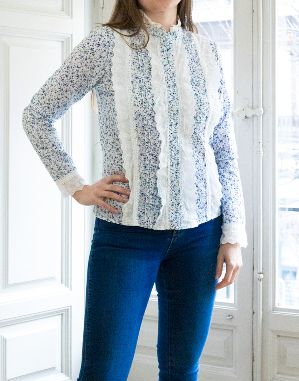 Camisa romántica con encaje y estampado liberty azul muestrarios de ropa y moda de mujer vestir bien look romántico