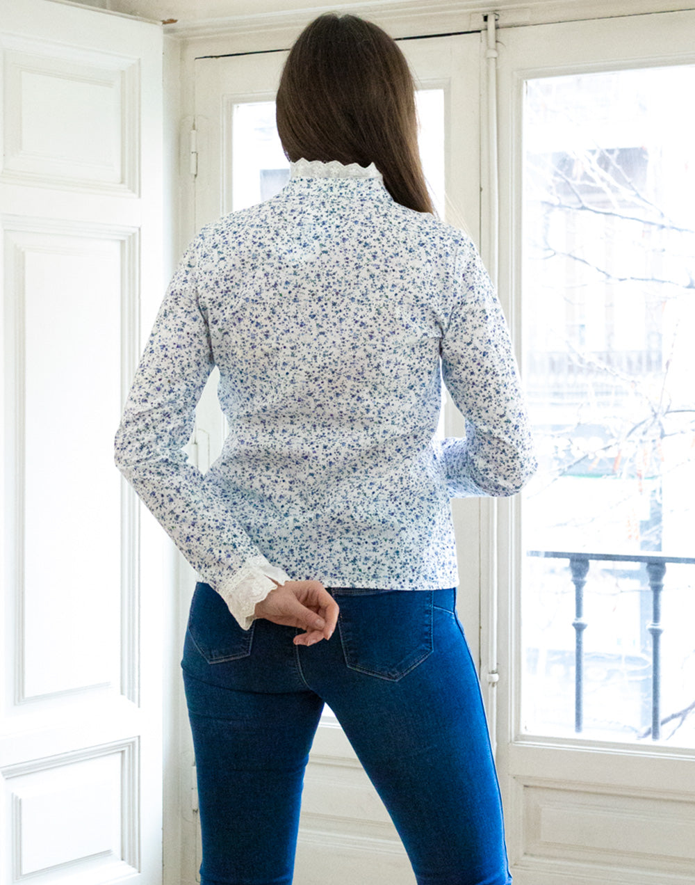 Camisa romántica con encaje y estampado liberty azul muestrarios de ropa y moda de mujer vestir bien look romántico