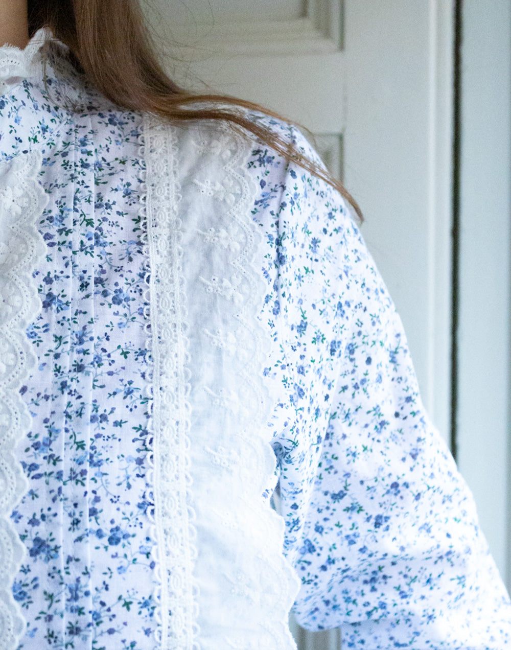 Camisa romántica con encaje y estampado liberty azul muestrarios de ropa y moda de mujer vestir bien look romantico