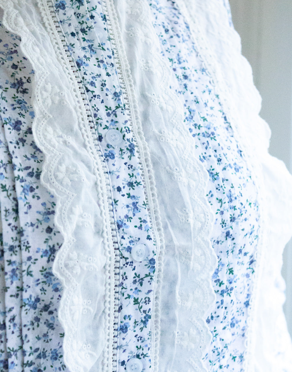 Camisa romántica con encaje y estampado liberty azul muestrarios de ropa y moda de mujer vestir bien look romantico