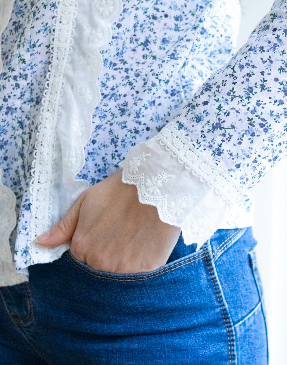 Camisa romántica con encaje y estampado liberty azul muestrarios de ropa y moda de mujer vestir bien look romantico