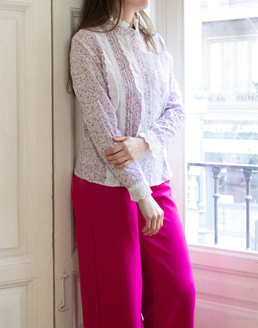 Camisa romántica con encaje y estampado liberty rosa muestrarios de ropa y moda de mujer vestir bien elegante 
