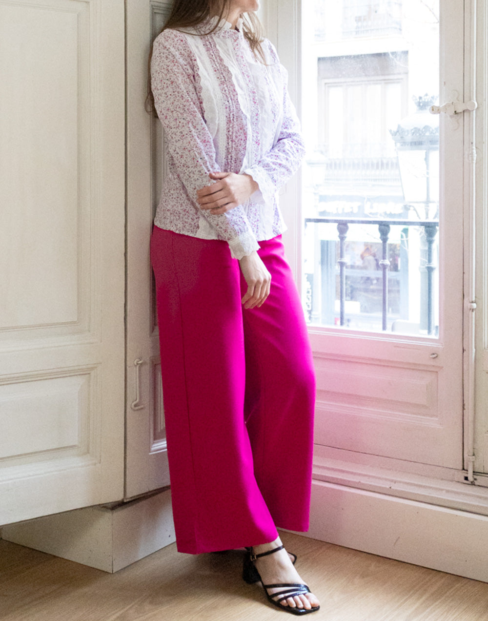 Camisa romántica con encaje y estampado liberty rosa muestrarios de ropa y moda de mujer vestir bien elegante 
