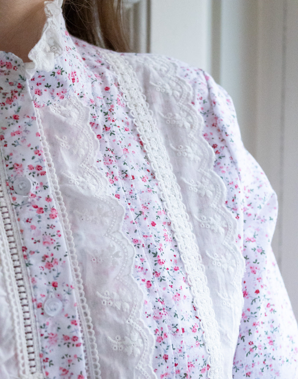 Camisa romántica con encaje y estampado liberty rosa muestrarios de ropa y moda de mujer vestir bien elegante 
