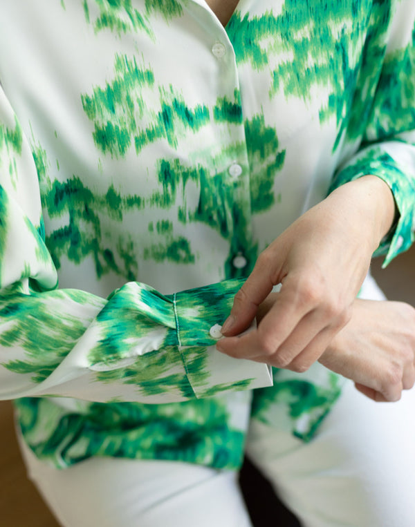 Camisa satinada estampado ikat verde muestrarios de ropa y accesorios de mujer vestir bien mujeres mediana edad maduras
