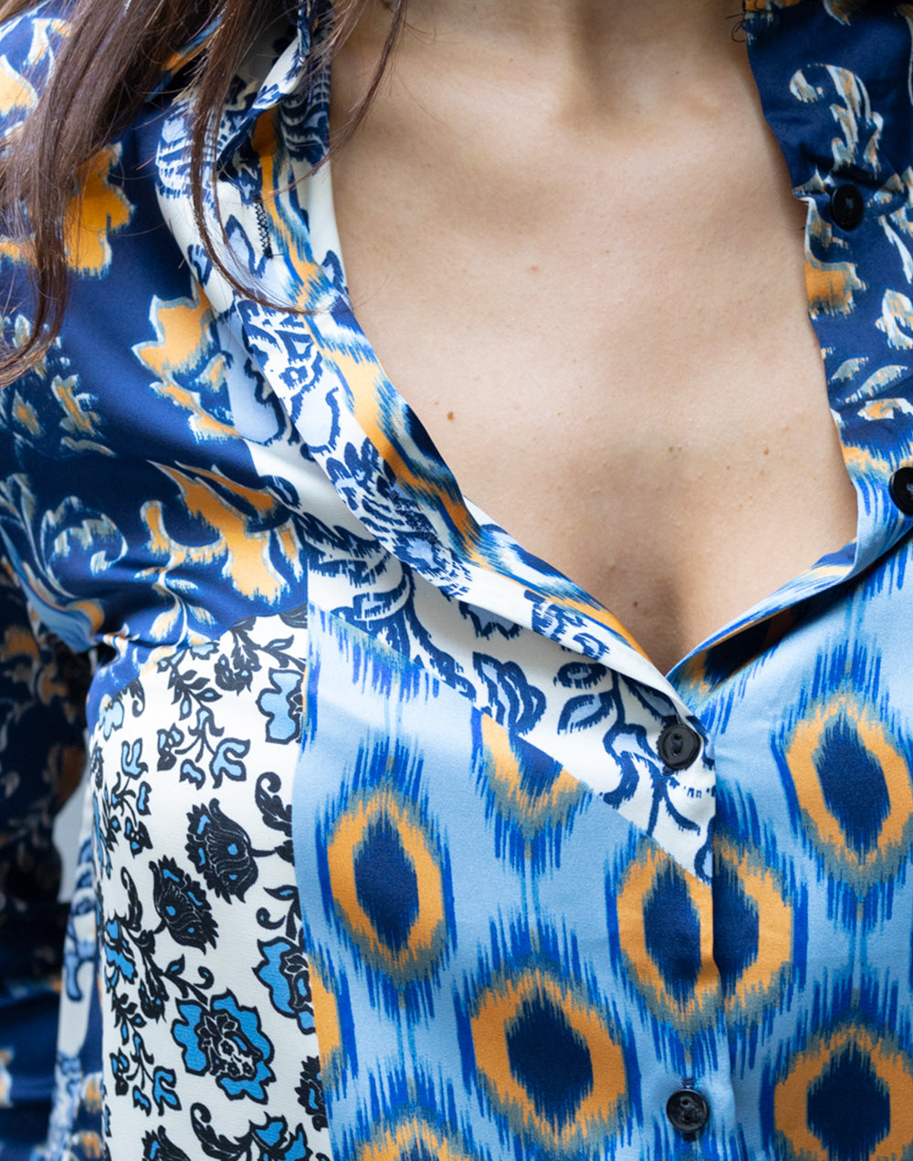 Camisa satinada estampado patchwork azul, blanco y camel muestrarios de ropa y moda de mujer vestir bien con talla grande plus