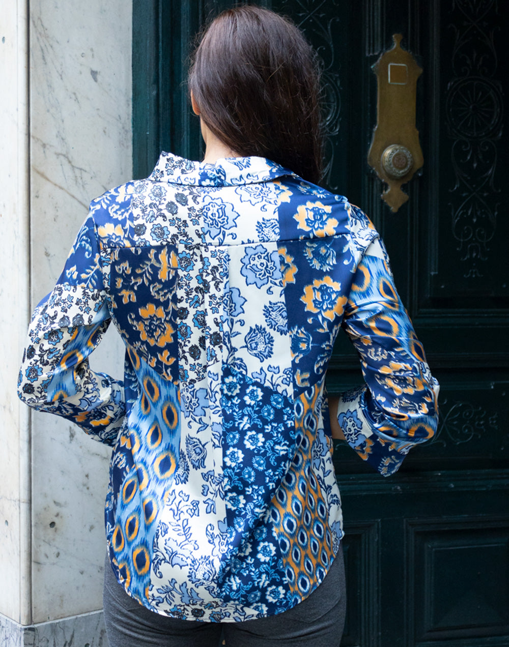 Camisa satinada estampado patchwork azul, blanco y camel muestrarios de ropa y moda de mujer vestir bien con talla grande plus