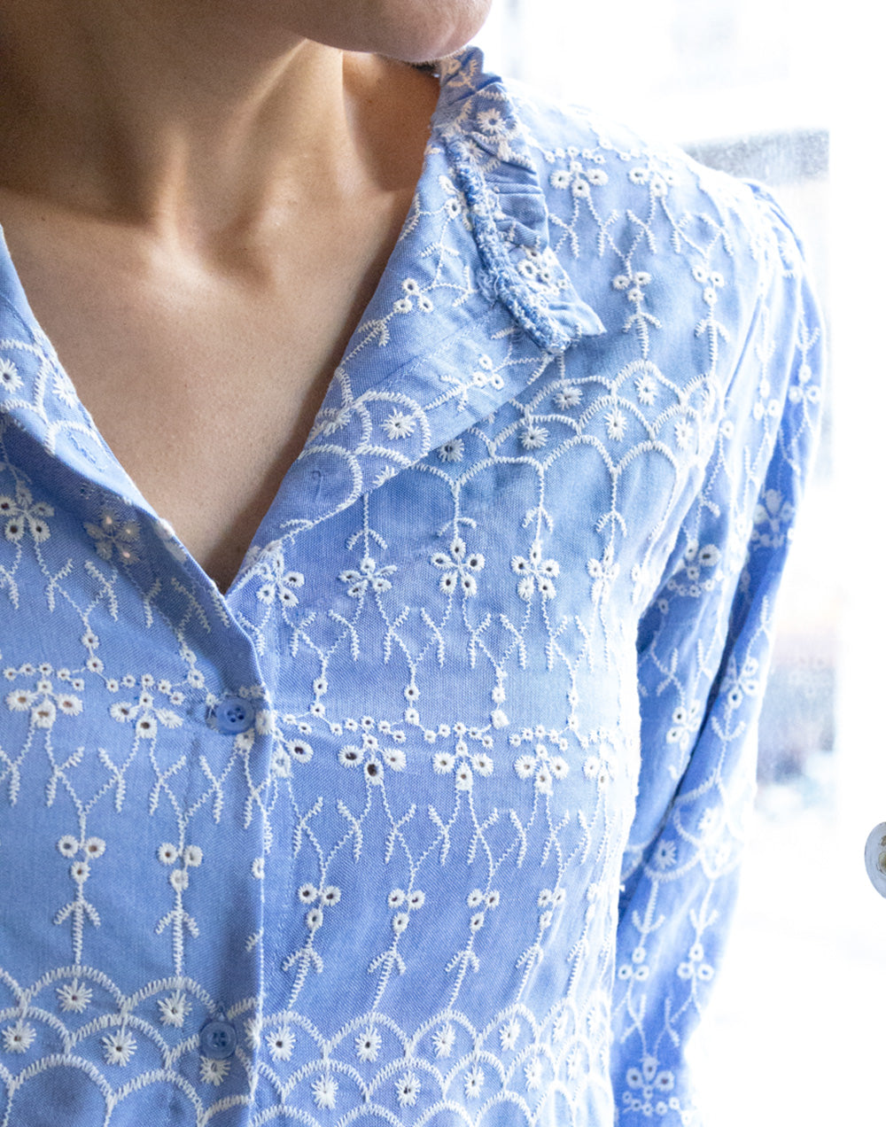 Camisa vaquera con bordado inglés muestrarios de ropa y moda de mujer vestir bien con talla grande