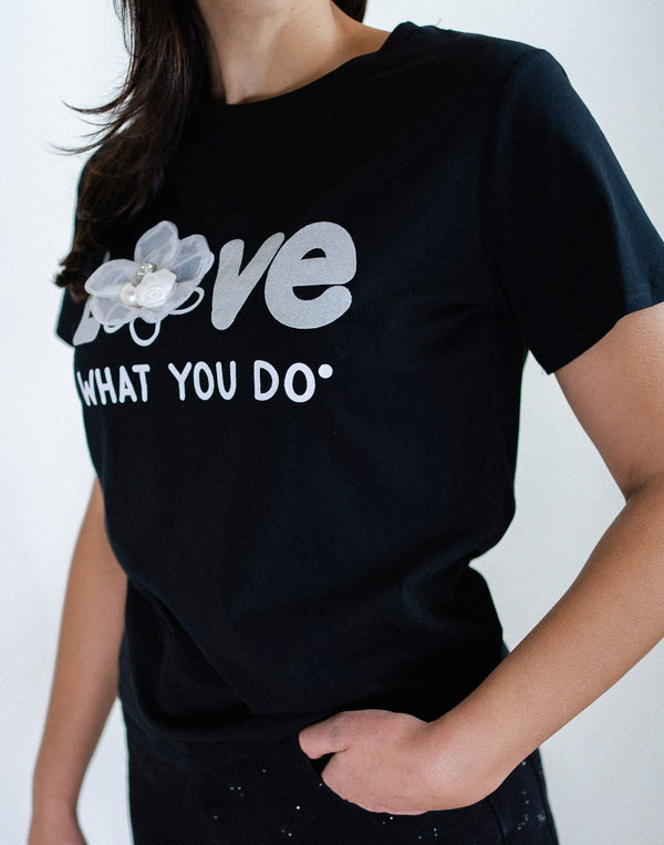 Camiseta `Love what you do´ negra muestrarios de moda y ropa de mujer vestir bien con tallas grandes