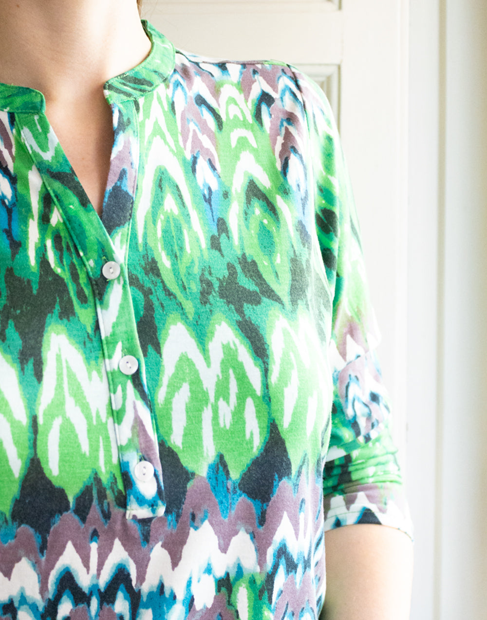 Camiseta camisera estampado aguas tonos verde muestrarios de ropa y moda de mujer vestir cómoda y elegante