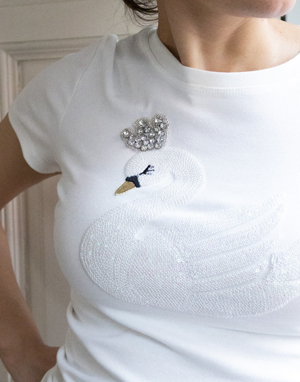 Camiseta cisne de lentejuelas blanco muestrarios de ropa y moda de mujer vestir bien mujer elegante