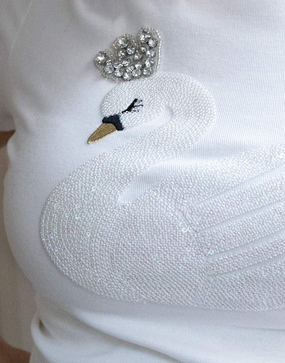 Camiseta cisne de lentejuelas blanco muestrarios de ropa y moda de mujer vestir bien mujer elegante