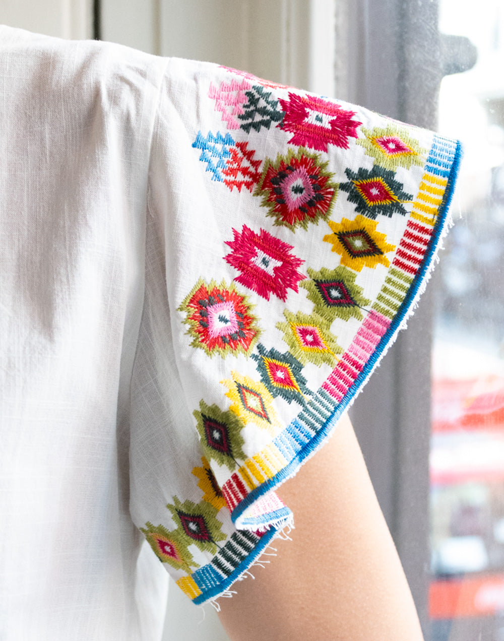 Camiseta con manga volante con bordado blanca