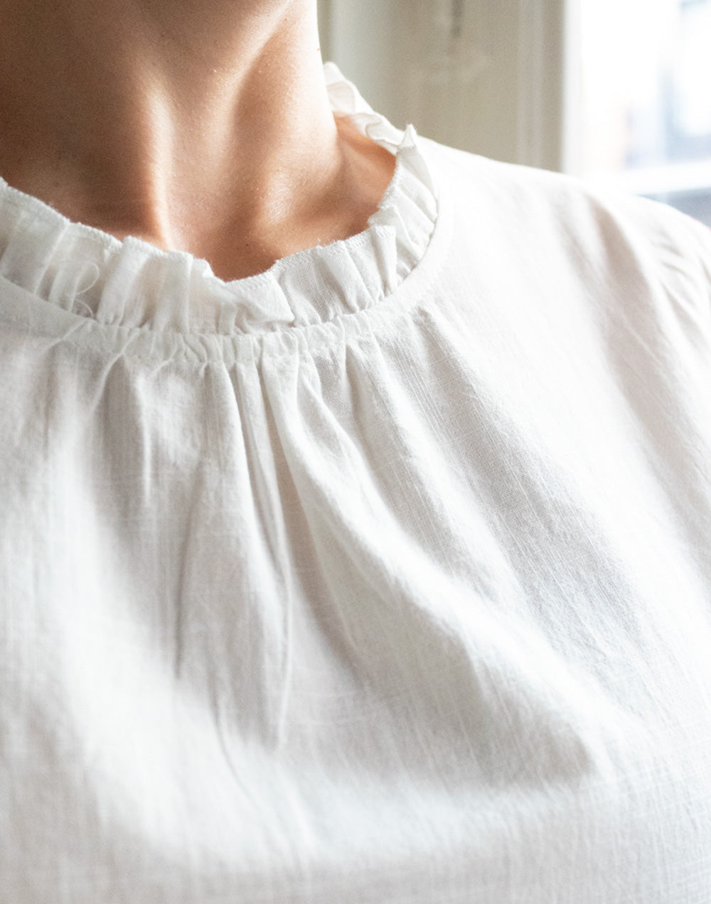 Camiseta con manga volante con bordado blanca