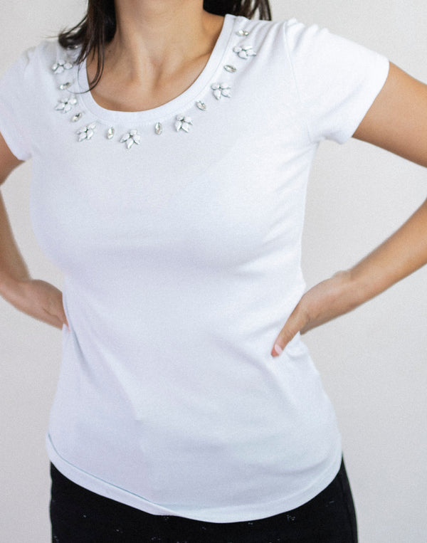 Camiseta escote de pedrería blanco muestrarios de ropa y moda de mujer vestir bien con bajo presupuesto