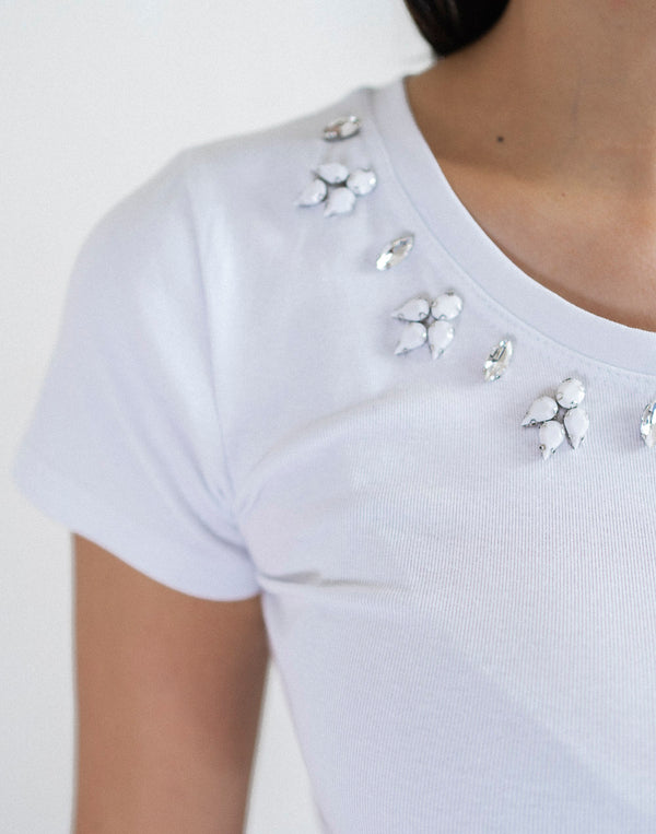 Camiseta escote de pedrería blanco muestrarios de ropa y moda de mujer vestir bien con bajo presupuesto