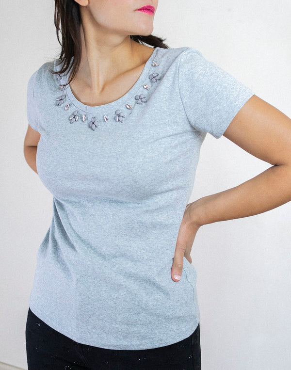 Camiseta escote de pedrería gris muestrarios de ropa y moda de mujer vestir bien