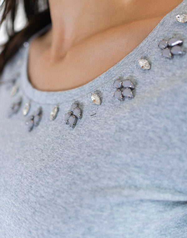 Camiseta escote de pedrería gris muestrarios de ropa y moda de mujer vestir bien