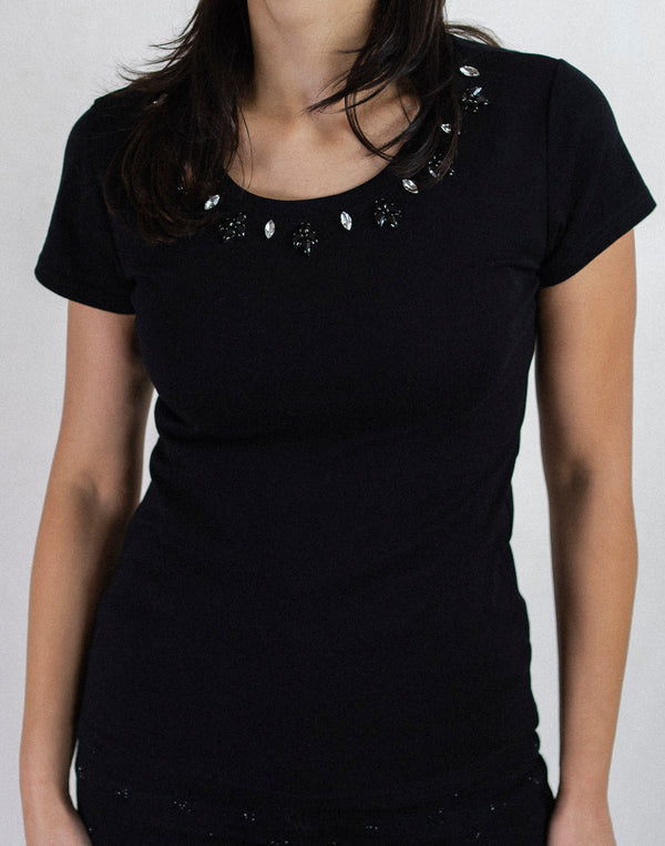 Camiseta escote de pedrería negro muestrarios de ropa y moda de mujer vestir bien