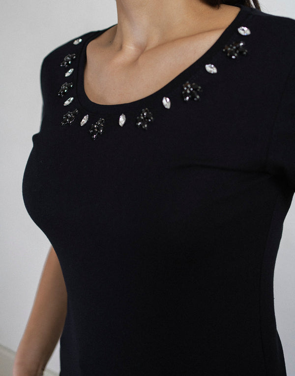 Camiseta escote de pedrería negro muestrarios de ropa y moda de mujer vestir bien