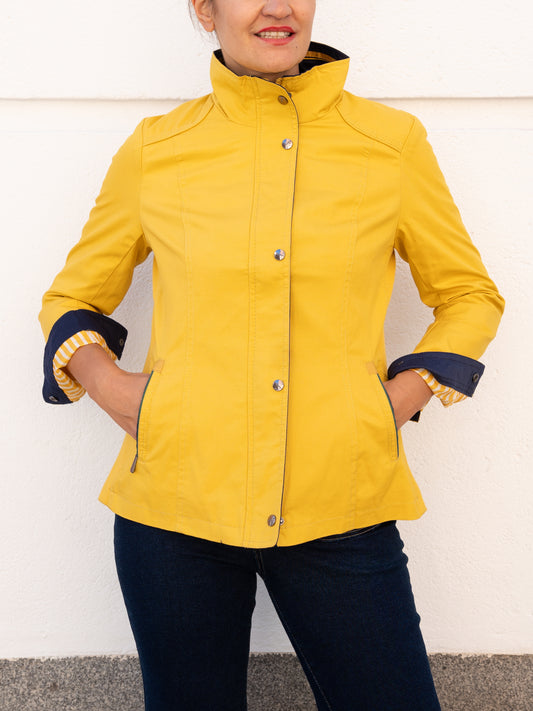 Cazadora de inspiración marinera amarilla muestrarios ropa y moda mujer tallas grandes plus 