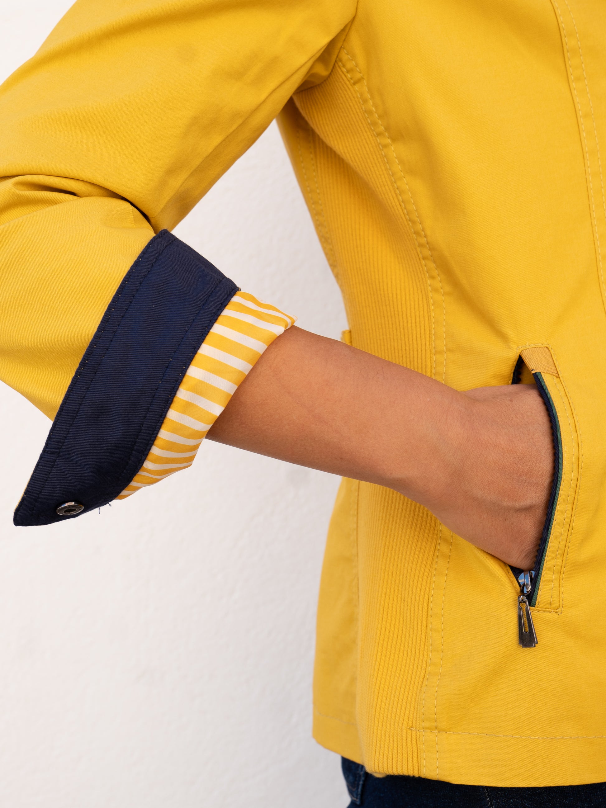 Cazadora de inspiración marinera amarilla muestrarios ropa y moda mujer tallas grandes plus 
