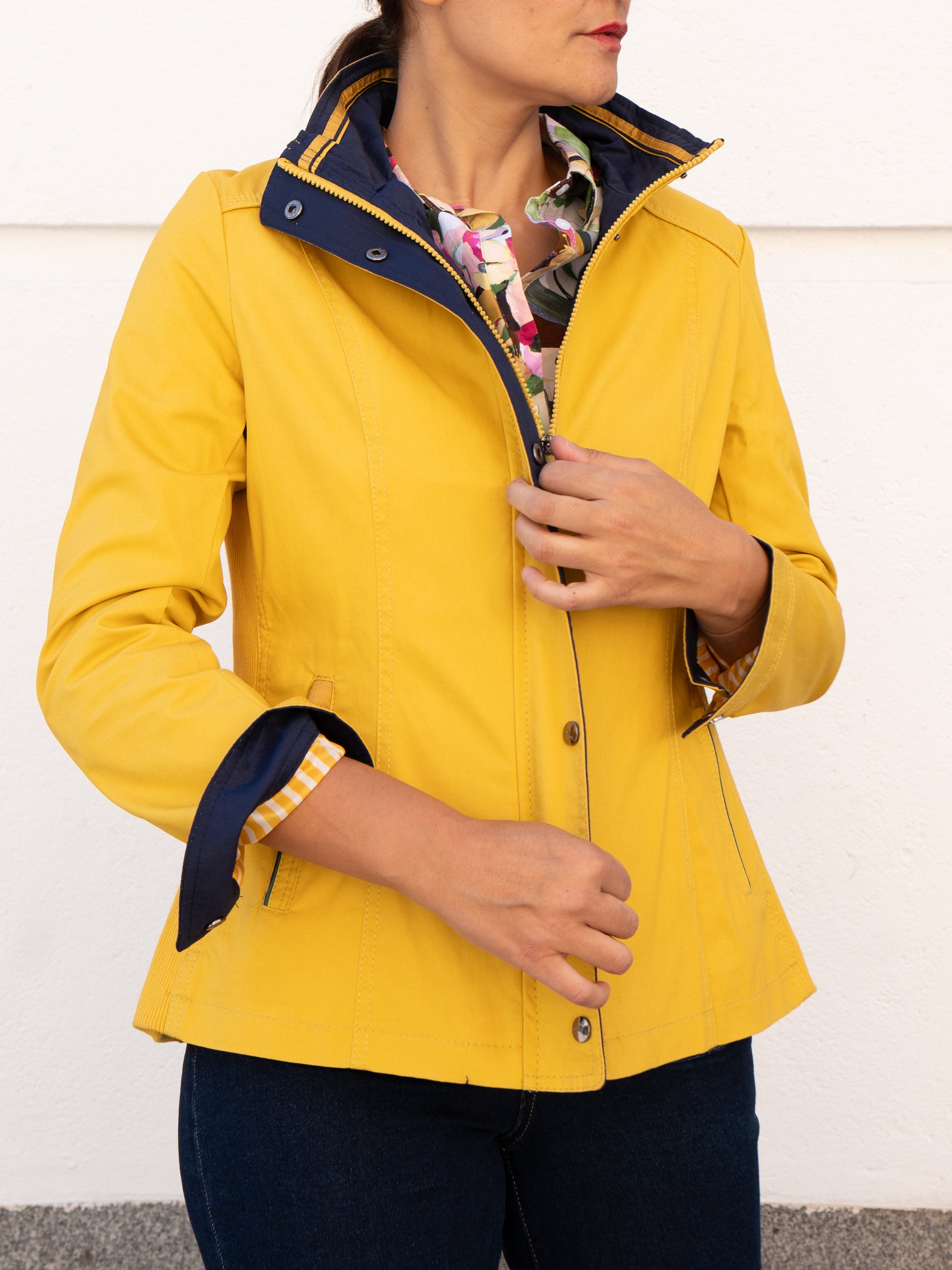 Cazadora de inspiración marinera amarilla muestrarios ropa y moda mujer tallas grandes plus 